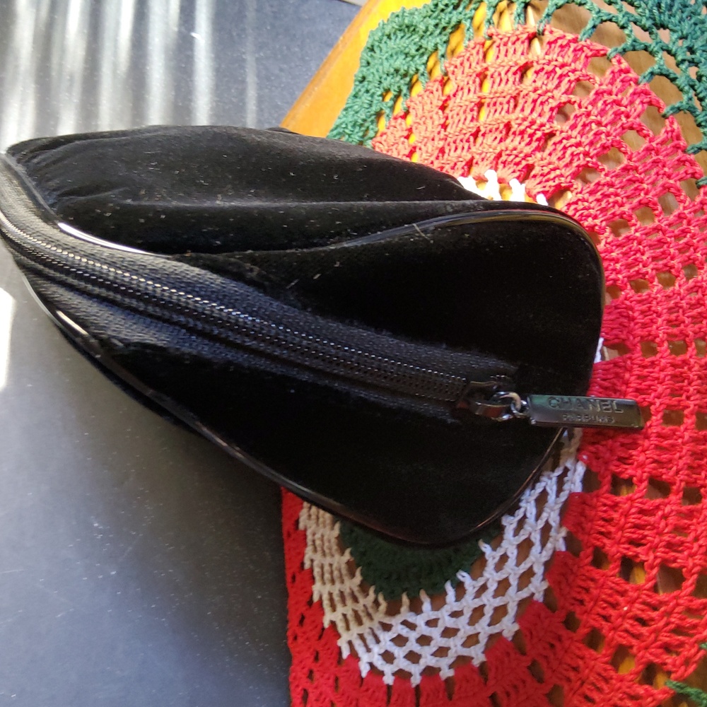 Chanel Parfums Black Velvet Pouch - Picture 3 of 8
